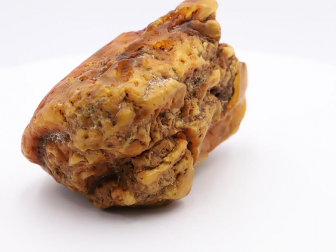Geletonos spalvos Baltijos gintaro grynuolis su palikta  gintaro žieve 148 g