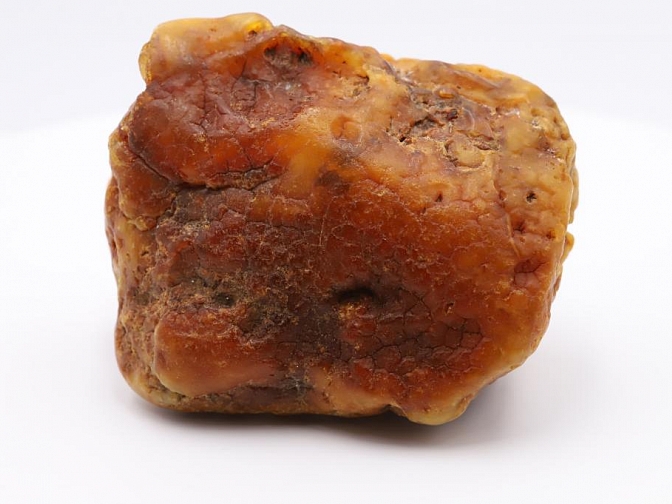 Geletonos spalvos Baltijos gintaro grynuolis su palikta  gintaro žieve 148 g