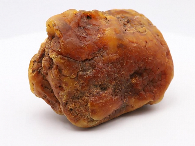 Geletonos spalvos Baltijos gintaro grynuolis su palikta  gintaro žieve 148 g